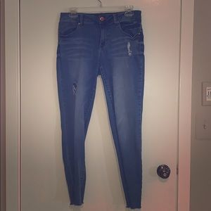 1822 Blue Jeans (Slightly Distressed)